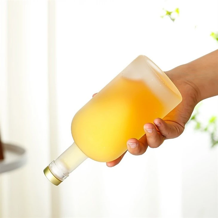 Milchglasflasche für Likör